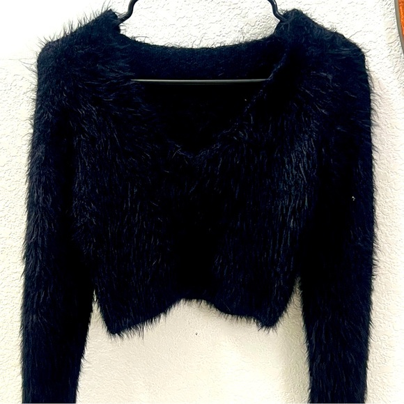 Black fuzzy cropped sweater - Picture 1 of 4